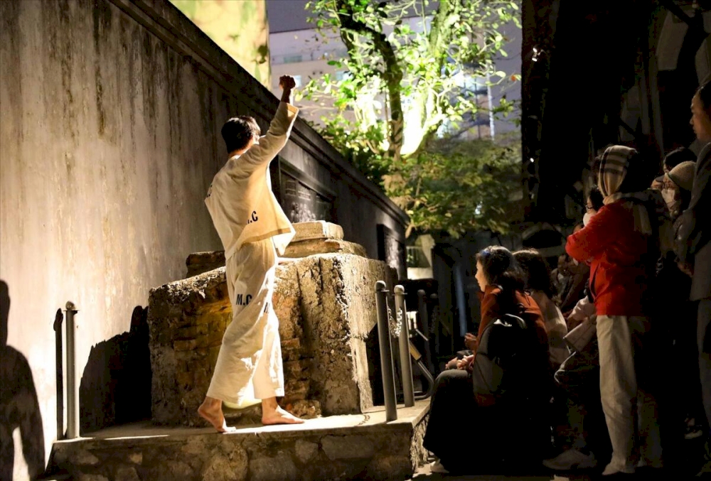 This tour is particularly popular among history enthusiasts